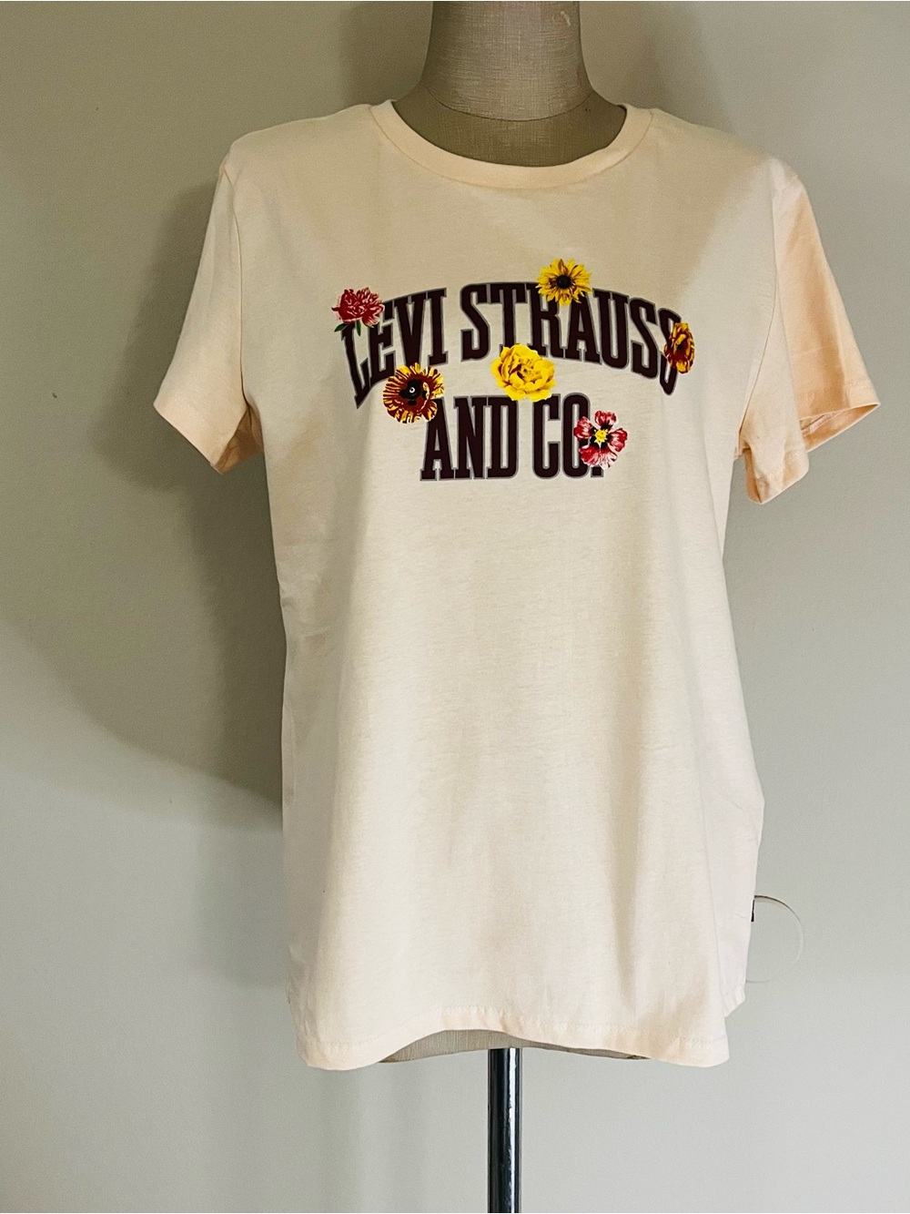 Levi's Cream Tee with Floral Logo